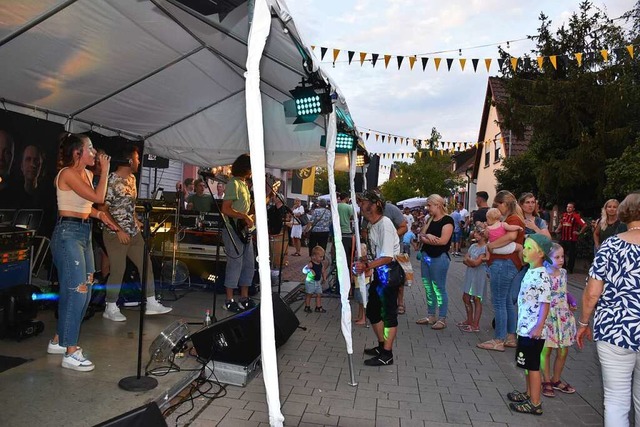 Viel geboten war beim Winzerfest in Sa...fr musikalische Unterhaltung sorgten.  | Foto: Roland Vitt