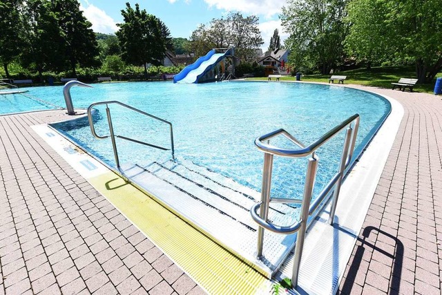 Im Kinderbecken und im Nichtschwimmerb...Freibads traten Badegste in Scherben.  | Foto: Rita Eggstein