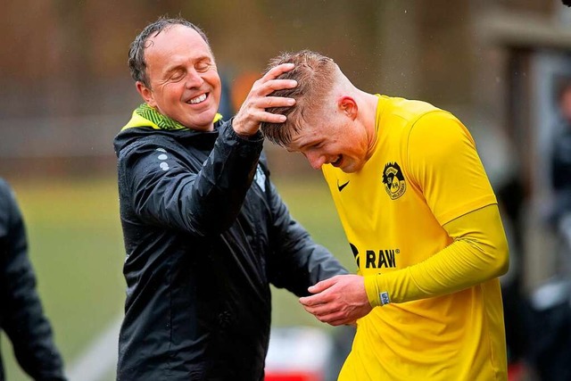 Tobias Urban ttschelt Spieler  Michae...u will der HSV-Coach noch oft erleben.  | Foto: Wolfgang Scheu