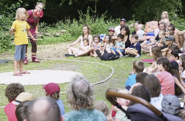 Sommerfest in Kirnhalden: Das  Duo Minuusch mit seinen Kindern.  | Foto: Michael Haberer