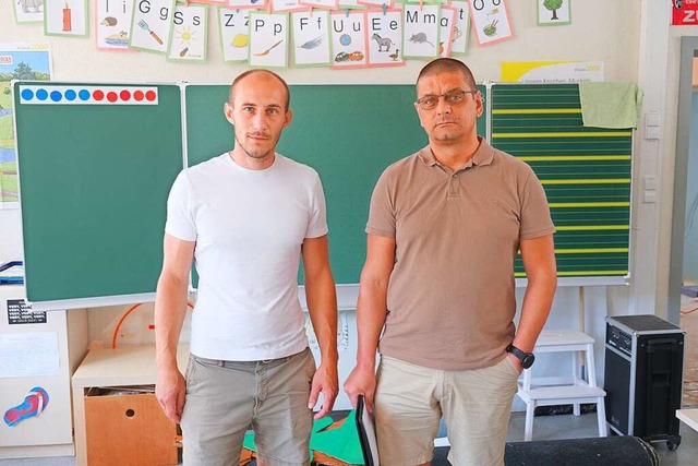 Bauleiter Jonas Schweizer (links) und ...r in einem der umgebauten Klassenrume  | Foto: Martin Pfefferle