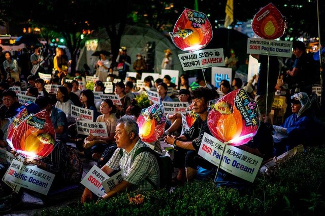 Menschen in Seoul (Sdkorea) protestie...ntscheidung der japanischen Regierung.  | Foto: ANTHONY WALLACE (AFP)