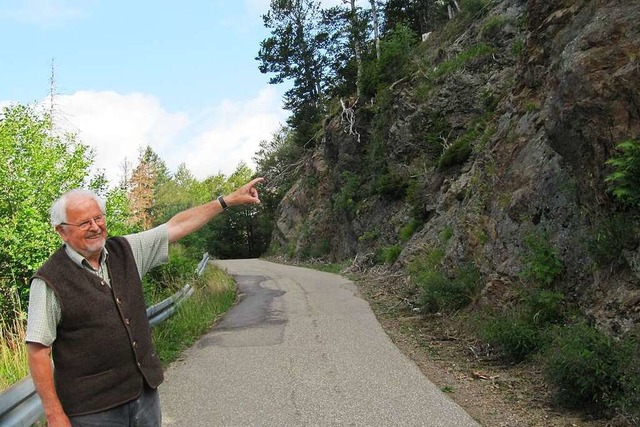 Emil Mutterer an der Stelle, wo nach S...t einer Baumaschine  abgerutscht war.   | Foto: Susanne Filz