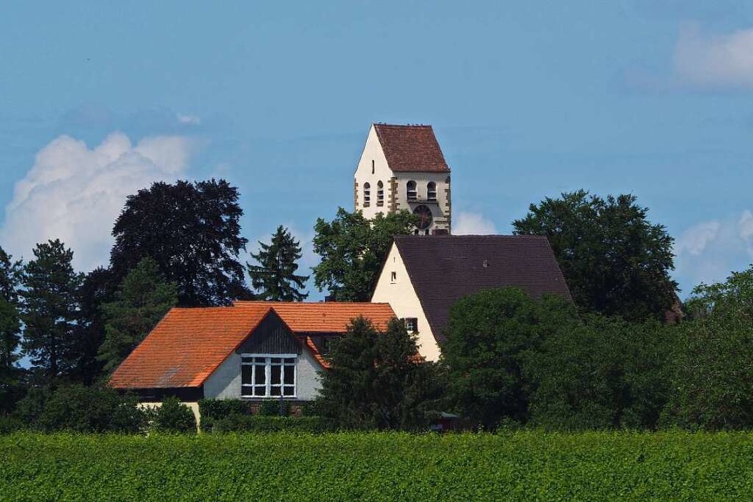 Sichtbar, aber gleichzeitig auch etwas...erger Kirche auf einer Anhhe im Dorf.  | Foto: Angelika Breer