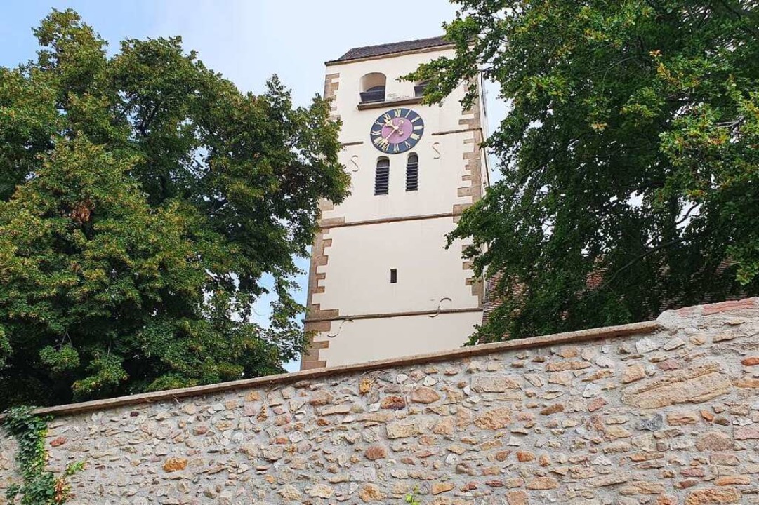 Der Kirchturm wurde um das Jahr 1200 gebaut.  | Foto: Hannes Selz