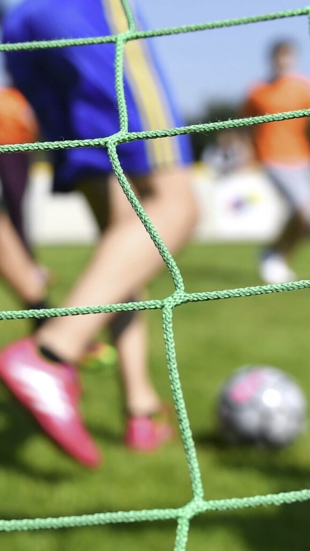 Sollen Kinder im Fuball Leistungsdruc...en die einen. Nein, sagen die anderen.  | Foto: Uwe Anspach (dpa)