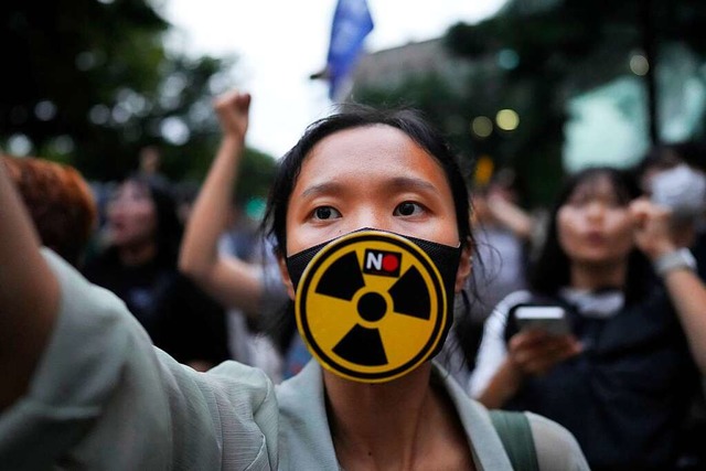 Demonstranten protestieren gegen das Ablassen des verseuchten Khlwassers.  | Foto: Lee Jin-man (dpa)