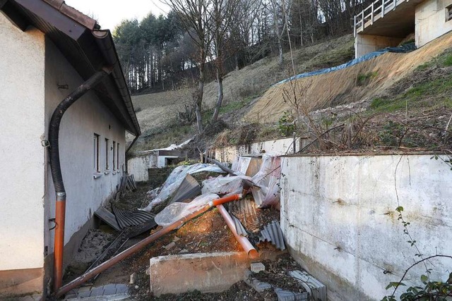 Im Februar 2022 war die Rckseite des ... mit Erdmassen und Schutt verschttet.  | Foto: Christoph Breithaupt