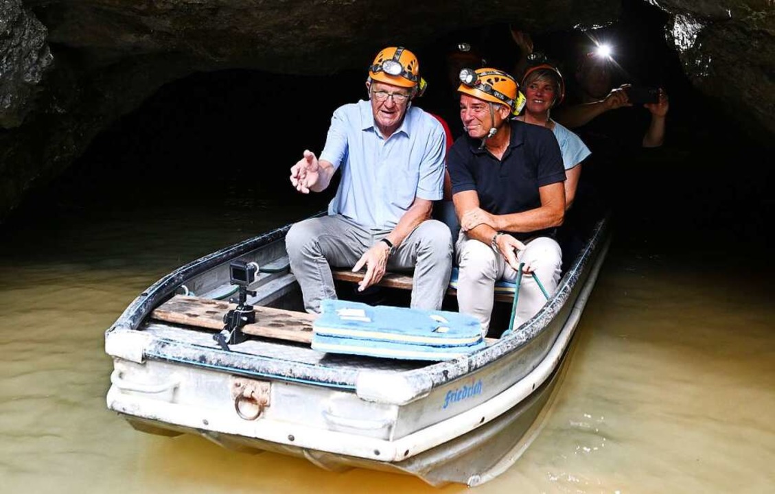 Kretschmann und Strobl beim Befahren der Wimsener Höhle  | Foto: Bernd Weißbrod (dpa)