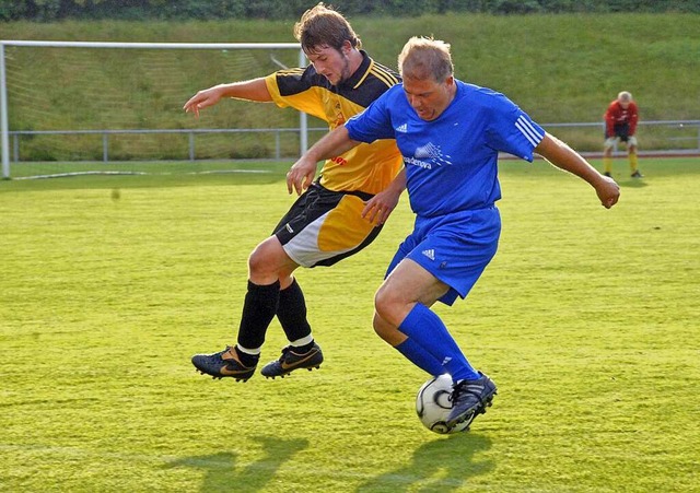 Ein Foto aus alten Tagen: Joachim Schuster (rechts) im Jahr 2007 im Zweikampf  | Foto: Volker Mnch