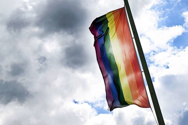 Fr einen Monat hngen LGBTQ-Flaggen in Grenzach-Wyhlen.  | Foto: Federico Gambarini