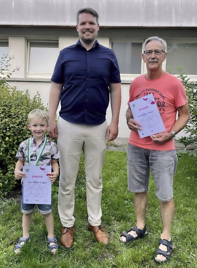 Brgermeister Philipp Lotter zeichnet ...adtradelns in der Gemeinde Hausen aus.  | Foto: Gemeinde Hausen