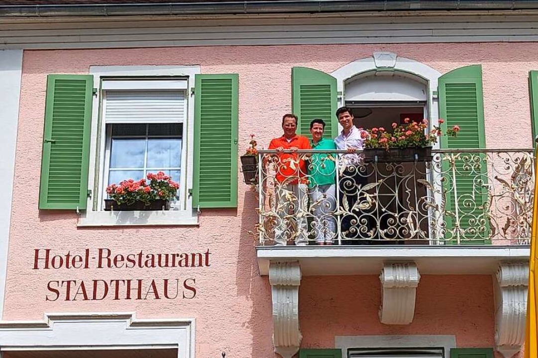 Familie Schneider auf dem historischen Balkon des Stadthauses  | Foto: Dorothee Philipp