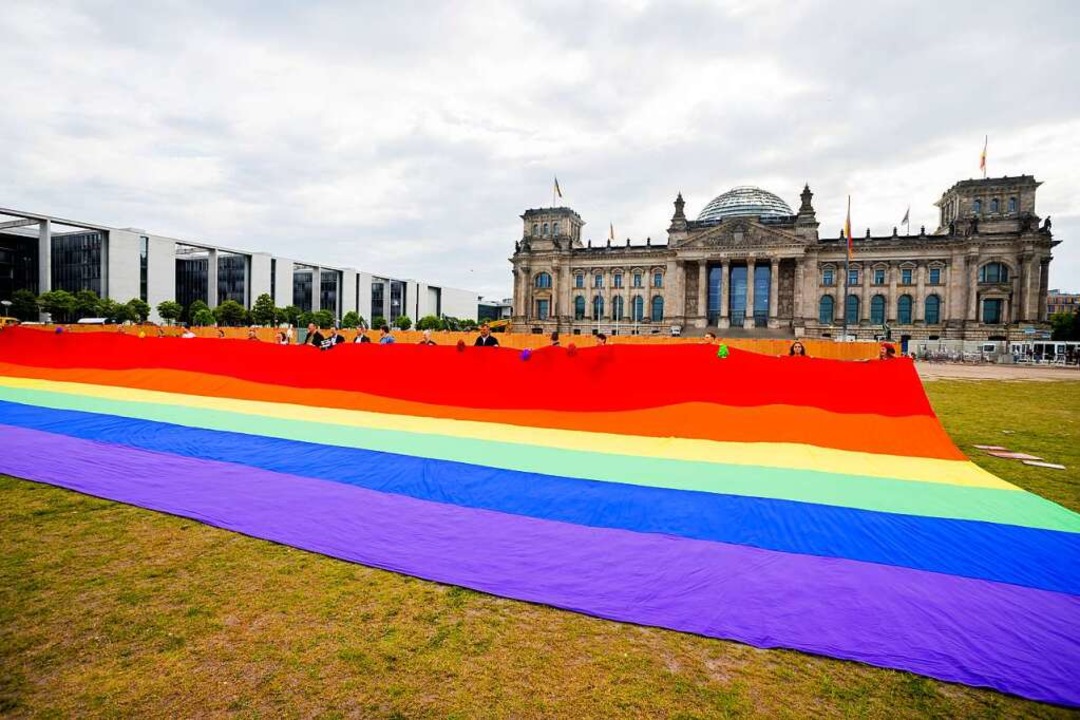 Teilnehmer einer Aktion der Initiative...g größte Regenbogenfahne Deutschlands.  | Foto: Christoph Soeder