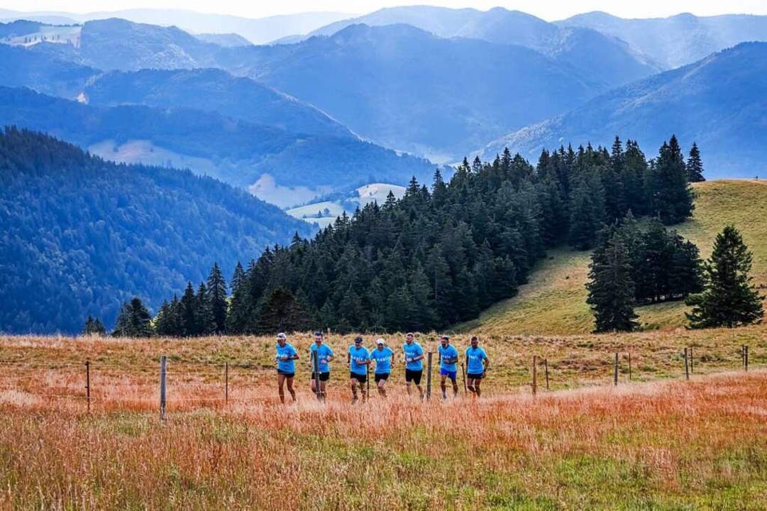 Die Läufer beim Training: Am Samstag geht es elf Mal auf den Belchen.  | Foto: Klaus Hansen 