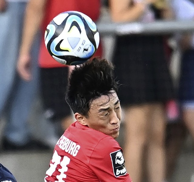 Jihan Lee vom SC II beim Kopfball  | Foto: Achim Keller
