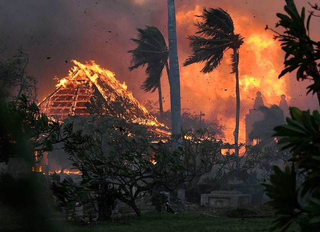 USA, Lahaina: Die Halle der historisch... Hongwanji Mission stehen  in Flammen.  | Foto: Matthew Thayer (dpa)