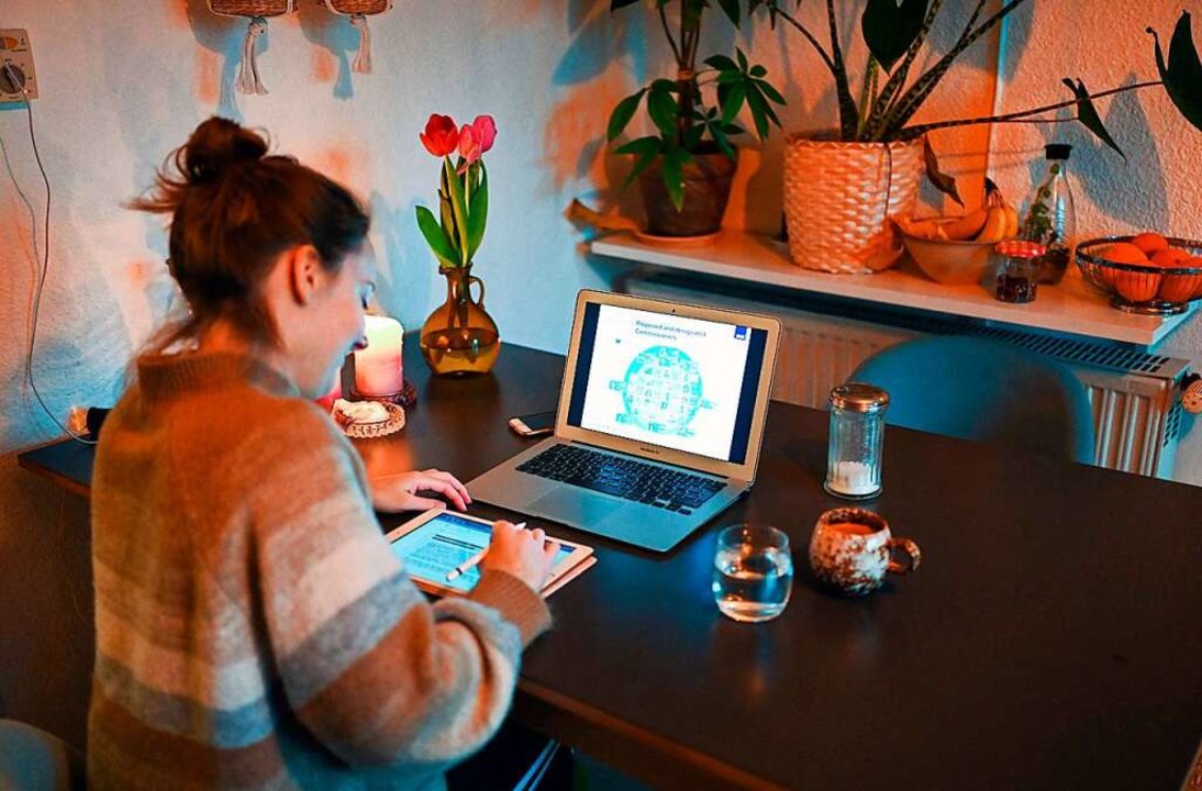 Im Studium wird ChatGPT immer häufiger...el zum Hausarbeiten schreiben benutzt.  | Foto: INA FASSBENDER (AFP)