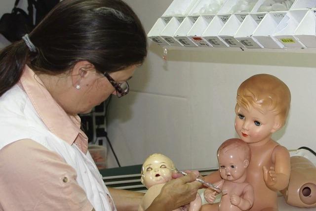 Im Puppen-und Spielzeugmuseum Nordrach kmmern sich Puppendoktoren um ldierte Puppen und Teddybren