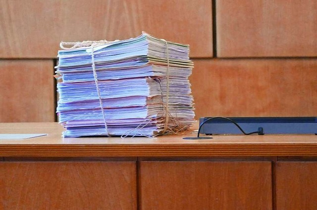 Prozessakten auf einem Richtertisch des Landgerichts Offenburg  | Foto: Helmut Seller