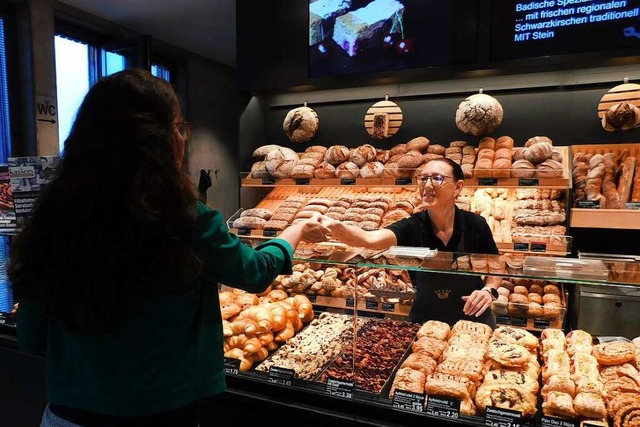 Reiche Auswahl an Broten, Brtchen, Ku...lchen: Julia Mack bedient eine Kundin.  | Foto: Andrea Drescher