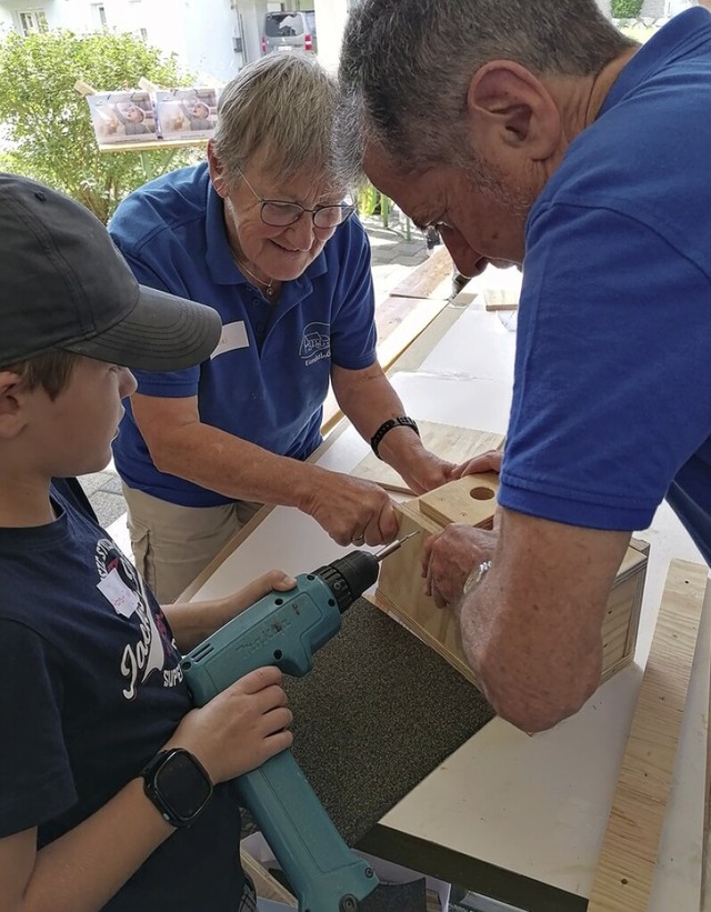 Kinder bauen Nistksten fr Vgel.  | Foto: IG Eimeldingen