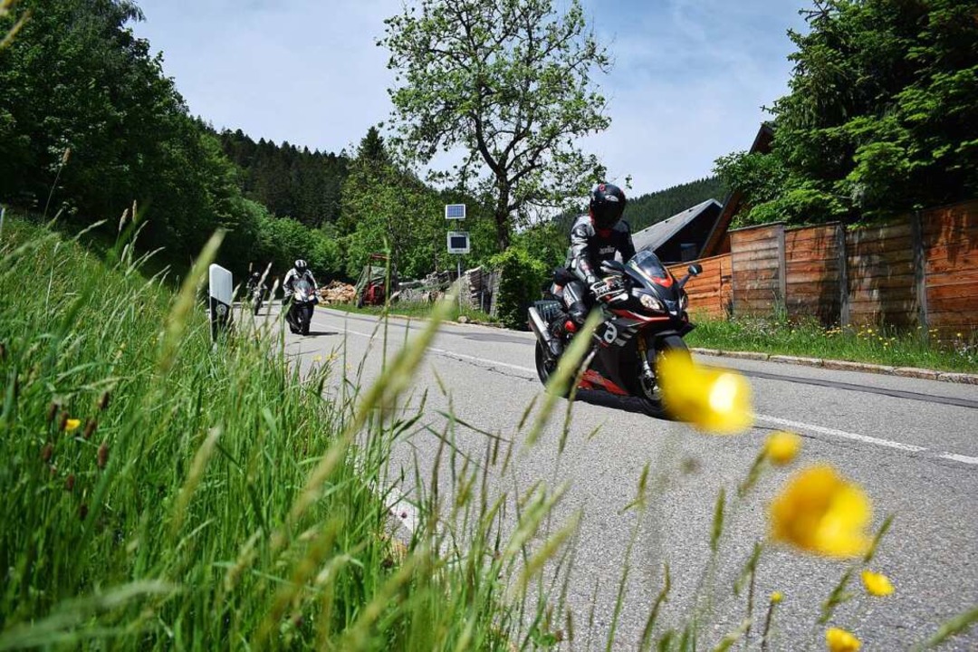 Motorräder beim Ortseingang Todtmoos-W...de Verkehrsmaßnahmen umgesetzt werden.  | Foto: Michael Krug