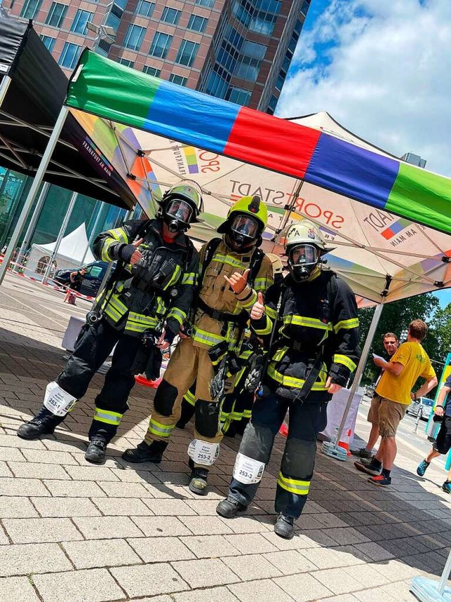 Das Team um Fabian Missfelder (rechts)...1202 Stufen in voller Feuerwehrmontur.  | Foto: privat