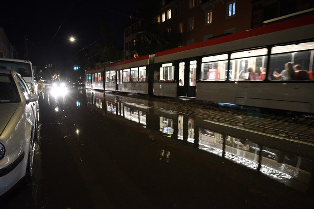 Eine Tram in der berfluteten Gnterstalstrae.  | Foto: Rita Eggstein