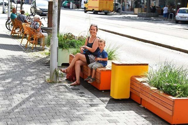 Bnke statt Parkpltze: Testphase in Freiburg-Haslach stt auf geteiltes Echo