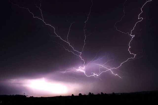 Ein Blitz zuckt am Donnerstag bei eine...r am nchtlichen Himmel bei Ellwangen.  | Foto: Alexander Wolf (dpa)