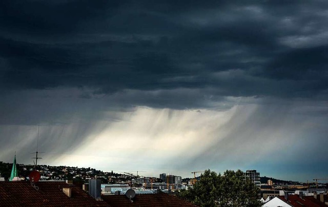 Regen im Raum Stuttgart am Donnerstag....wittern und teils zu Unwettern kommen.  | Foto: Christoph Schmidt (dpa)