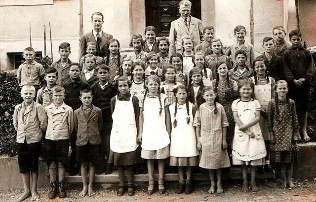 Ende der 1930er Jahre gaben Lehrer Max...anz (rechts) den Ton in der Schule an.  | Foto: REPRO-ARCHIV - Manfred Lange