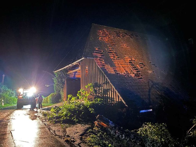 Das Dach dieses Schwarzwaldhofes in Wi...ch wurde von einer Windhose abgedeckt.  | Foto: Feuerwehr Simonswald