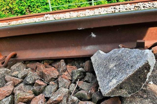 Zug kollidiert mit Betonplatte auf Schienen in Lrrach – Bremsmanver verhindert Schlimmeres