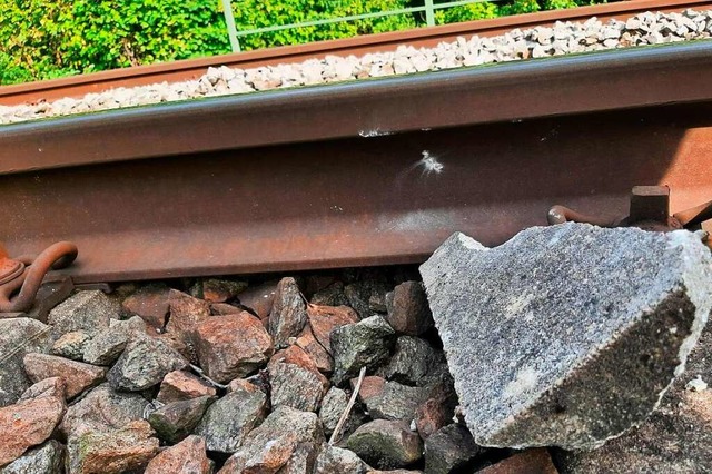 Das Betonteil im Gleisbett  | Foto: Bundespolizei Weil am Rhein