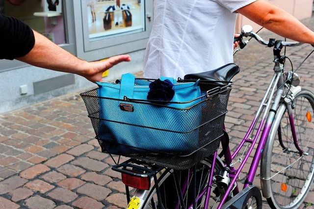 Leichte Beute: die Handtasche im Fahrradkorb (Symbolbild)  | Foto: Ingo Schneider