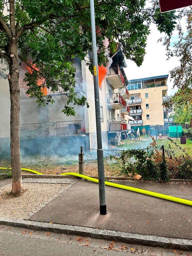 Weit schlugen die Flammen aus dem Fenster der Wohnung.  | Foto: Feuerwehr