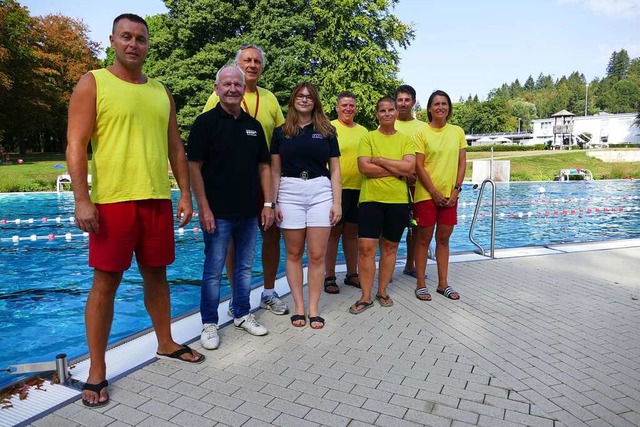 Das Team des Waldbads Bad Sckingen im... es fehlt Bademeister Evgeny Bondarev   | Foto: Florian Schmieder