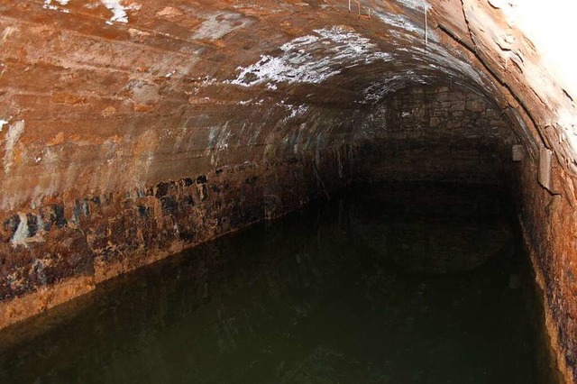 Blick ins Innere der alten Brunnenstub...0 Kubikmeter Wasser fasst das Gewlbe.  | Foto: Christa Maier