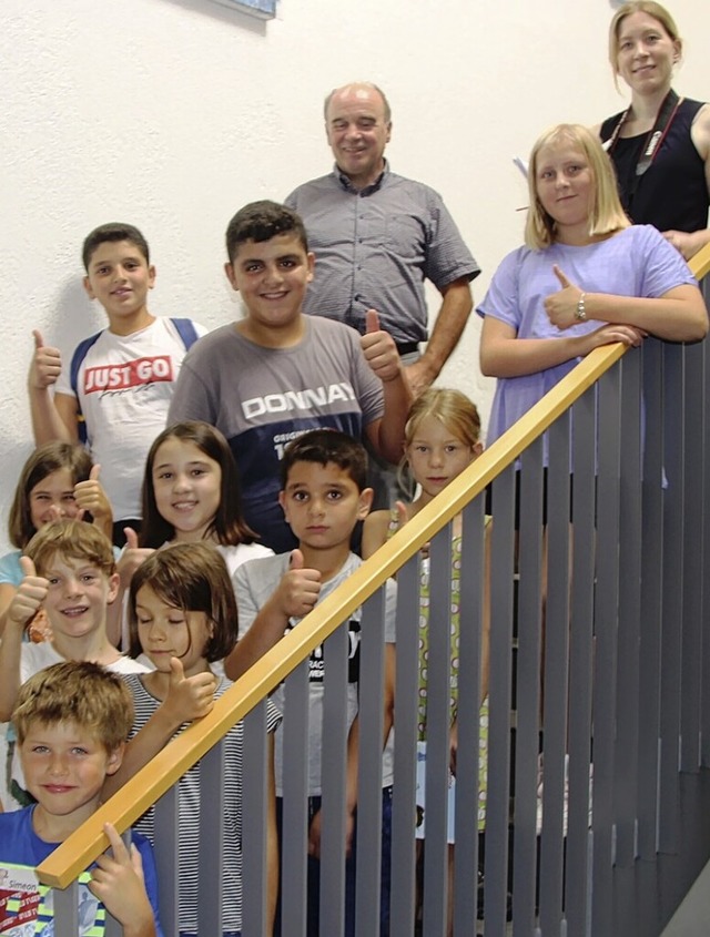 Die Kinder mit Brgermeister Dieter Sc...ugendreferentin Lena Schill im Rathaus  | Foto: Horst David