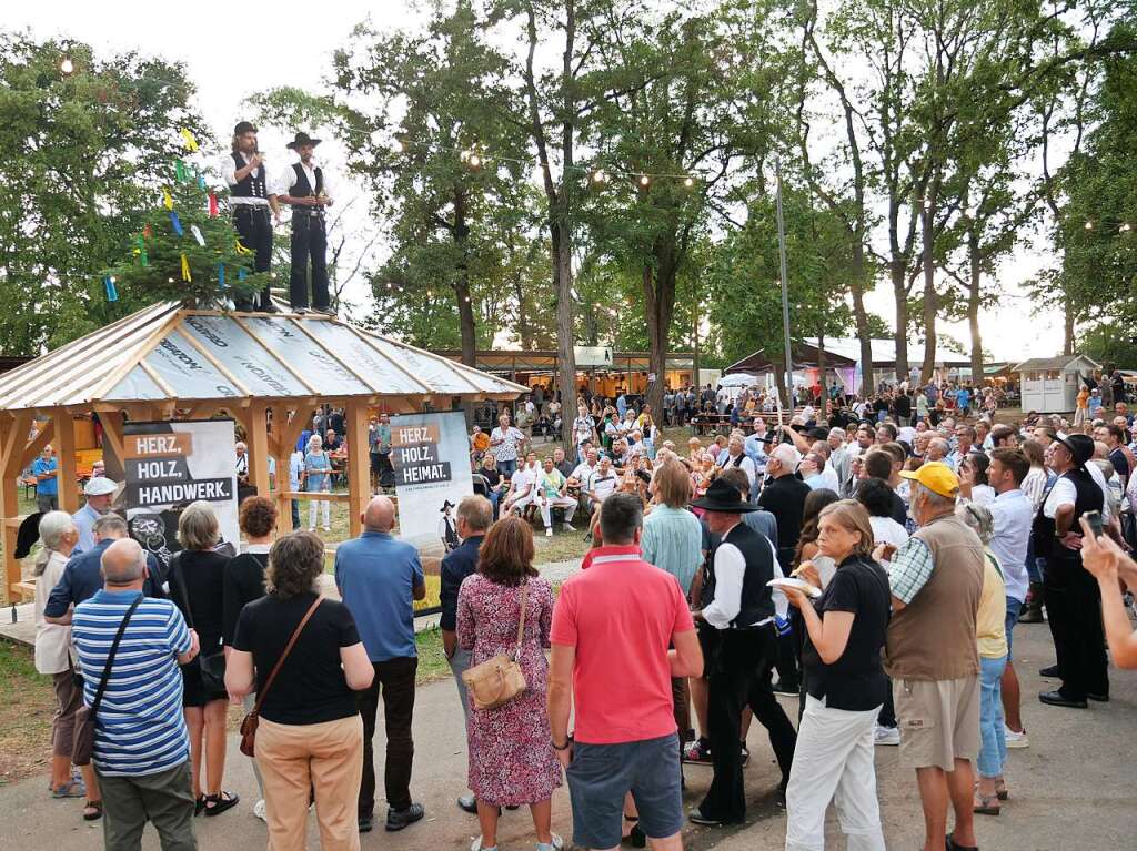 Ausgelassene Stimmung herrschte am Erffnungstag des Breisacher Weinfests.