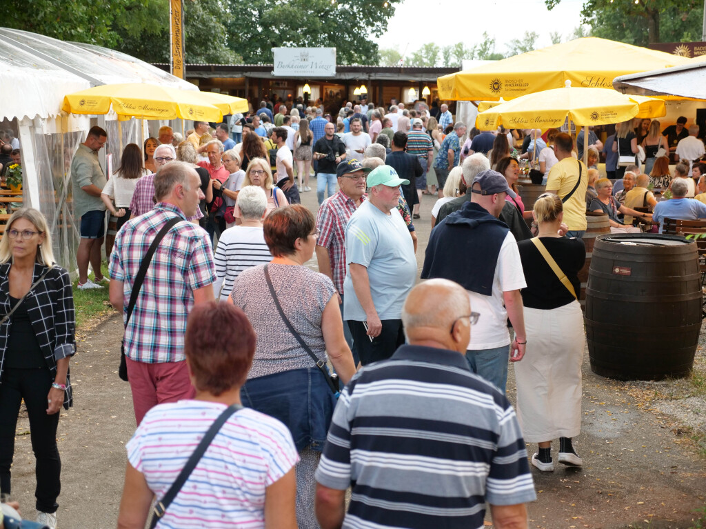 Ausgelassene Stimmung herrschte am Erffnungstag des Breisacher Weinfests.