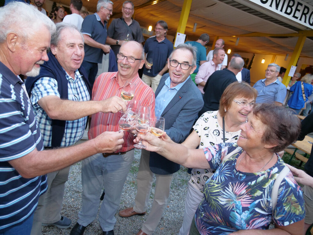 Ausgelassene Stimmung herrschte am Erffnungstag des Breisacher Weinfests.