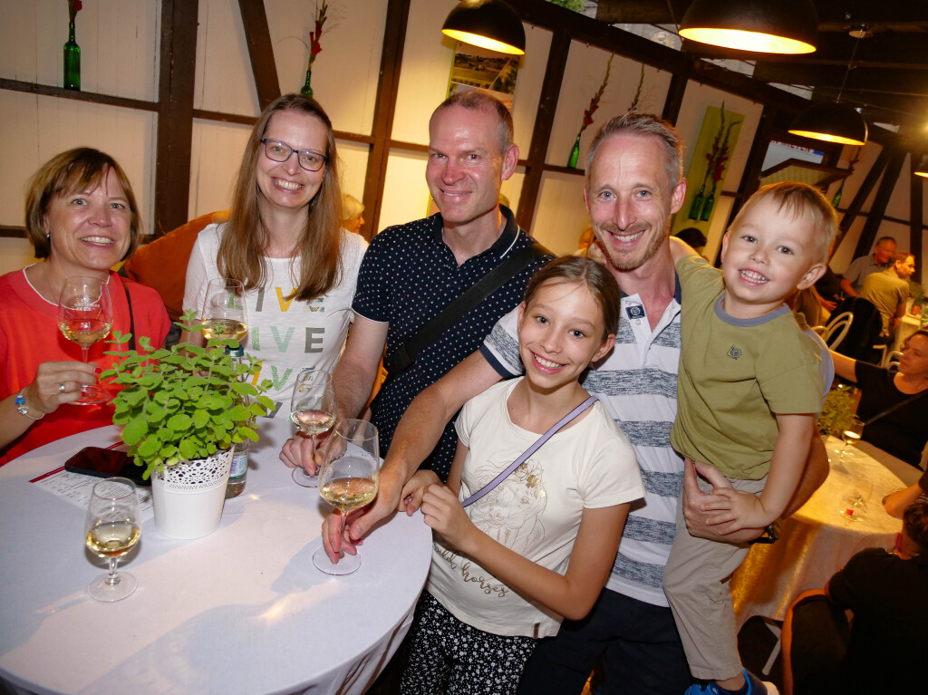 Ausgelassene Stimmung herrschte am Erffnungstag des Breisacher Weinfests.