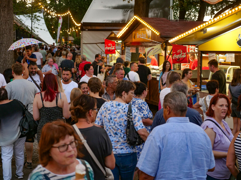 Ausgelassene Stimmung herrschte am Erffnungstag des Breisacher Weinfests.