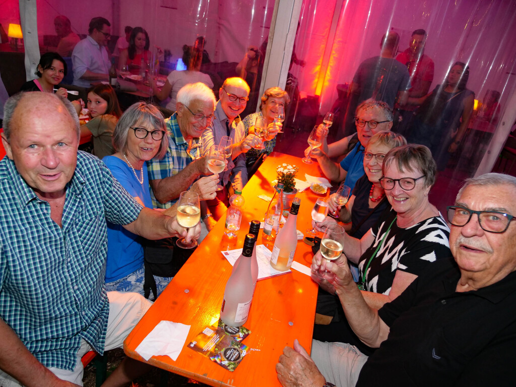 Ausgelassene Stimmung herrschte am Erffnungstag des Breisacher Weinfests.