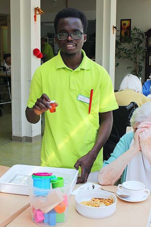 Pape Dieye arbeitet als Pflegekraft im Gundelfinger Seniorenzentrum.  | Foto: Gabriele Fssler