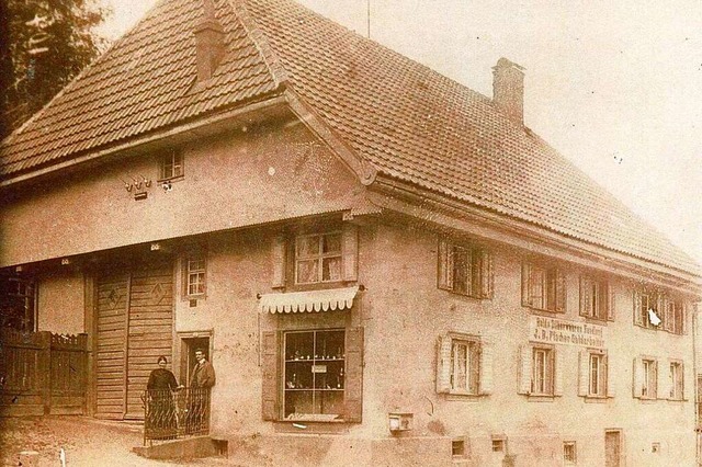 Das Gold-Fischer-Haus um das Jahr 1930...m Albert und seine Frau Maria Fischer.  | Foto: Roland Weis