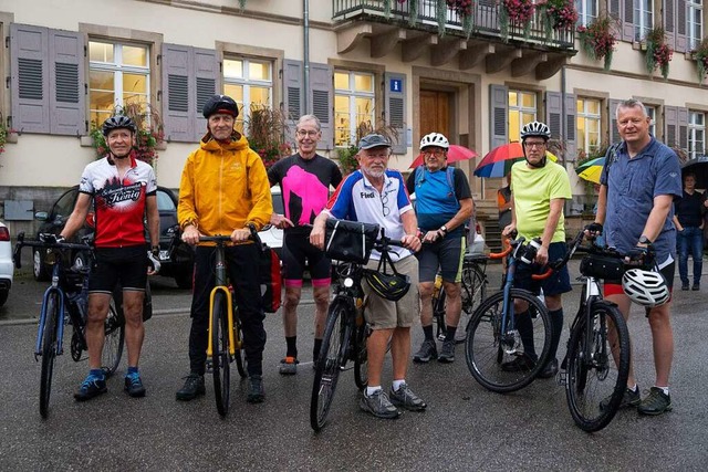 Die Radlergruppe vor dem Start am Sulzburger Rathaus  | Foto: Volker Mnch